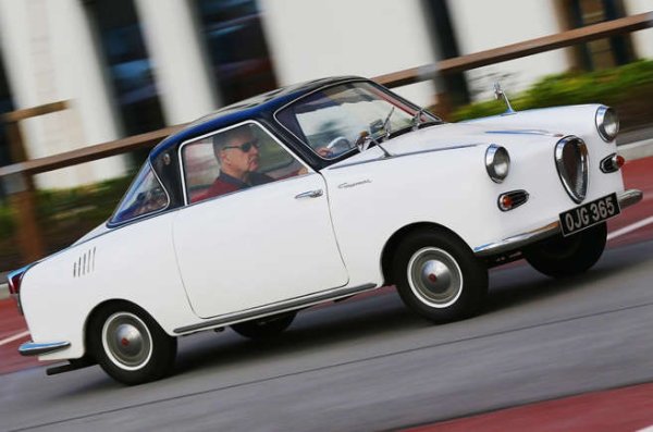 Понякога странното име правилно подсказва необичаен дизайн. Ханс Глас , създателят на Goggomobil, е известен с производство на селскостопанското оборудване преди да премине към автомобилите. Първата му кола е компактният T250 през 1954 година (T седан), а след това и по-скъпото купе TS.

TS Coupe и неговите малки размери са странни, но точно затова и успешни. Дизайнът продължава, докато BMW купува компанията през 1966 година, искайки да получи достъп до патентите на Glas.